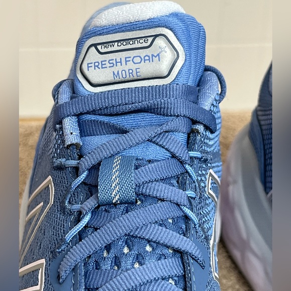 New Balance Fresh Foam More v3 Womens Size 10 Running Shoes Blue BARELY WORN - Picture 4 of 8